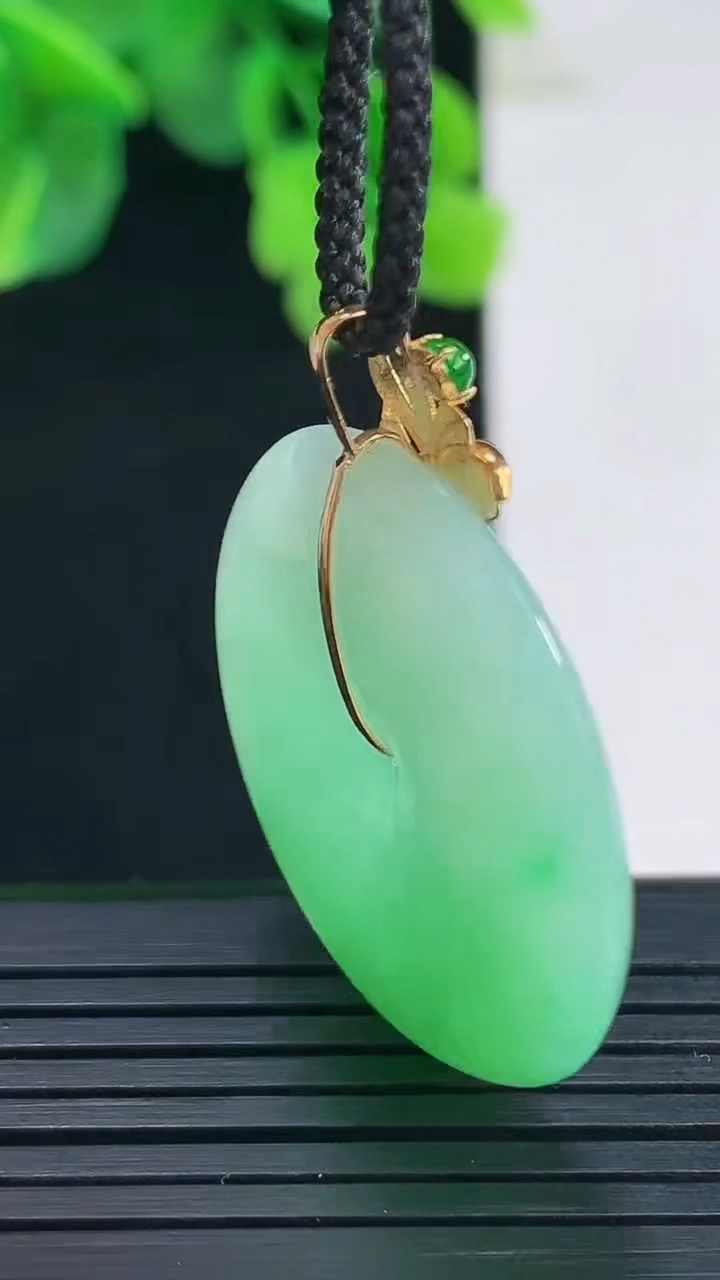 天然A货翡翠平安扣吊坠尺寸30.3-5.7重量:11.54g
4月8日