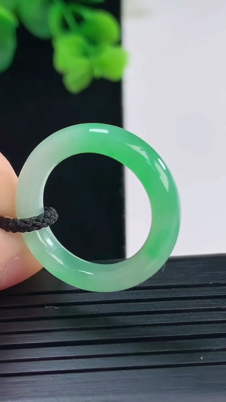 天然A货翡翠指环戒指尺寸18.3-4.8-4重量:3.78g2026年4月8日
工厂直销收藏佳品,种好水足，色泽均匀，有种有色，上手高大气！