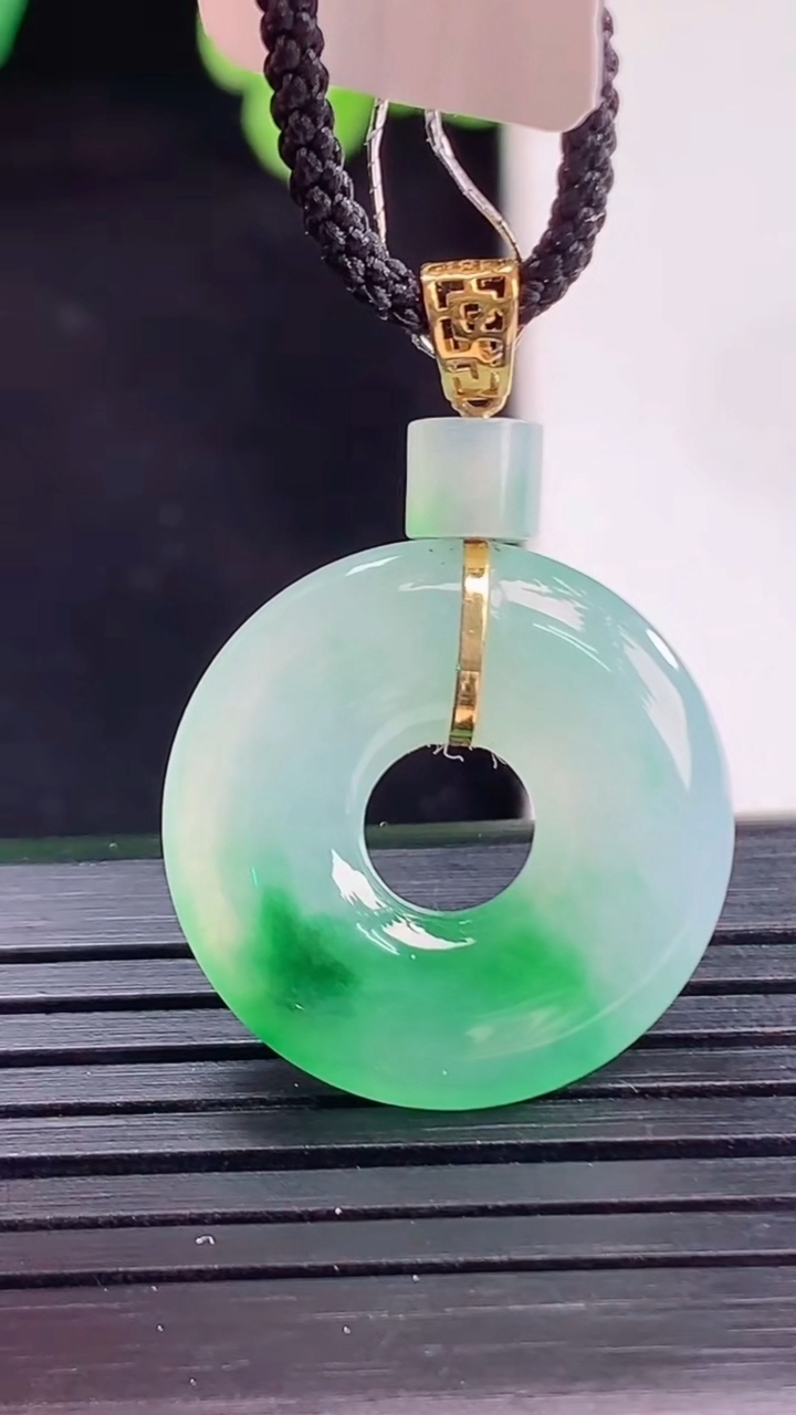 天然A货翡翠平安环吊坠尺寸20-3.8重量:3.42g
4月8日