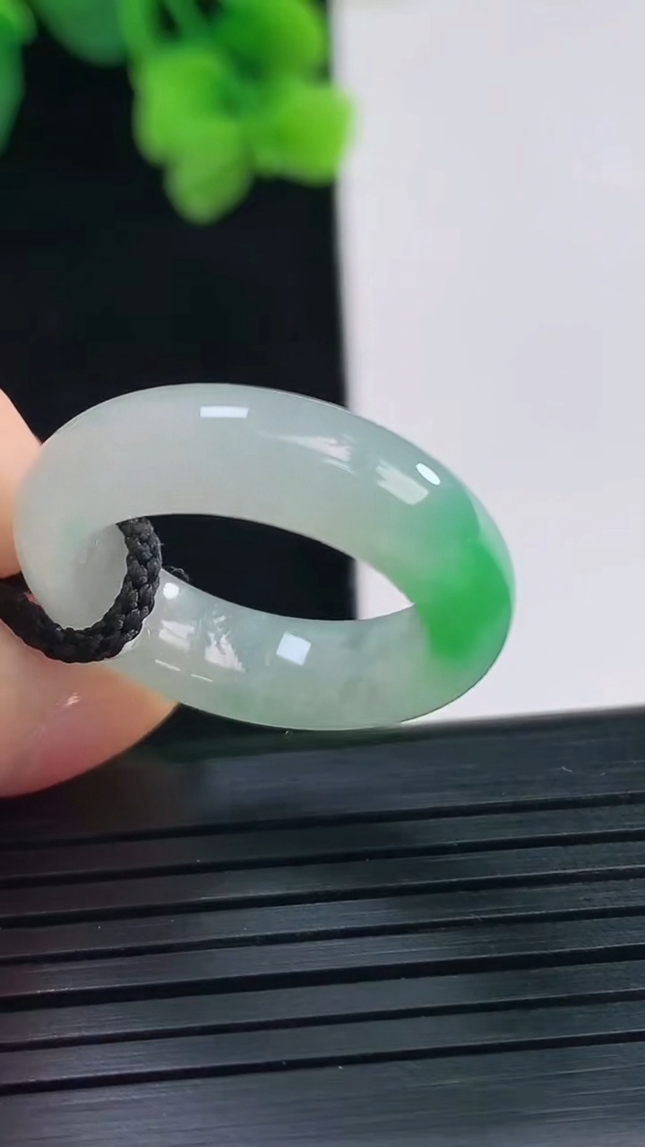天然A货翡翠指环戒指尺寸17.1-6-4.1重量:4.63g2026年4月8日
工厂直销收藏佳品,种好水足，色泽均匀，有种有色，上手高大气！