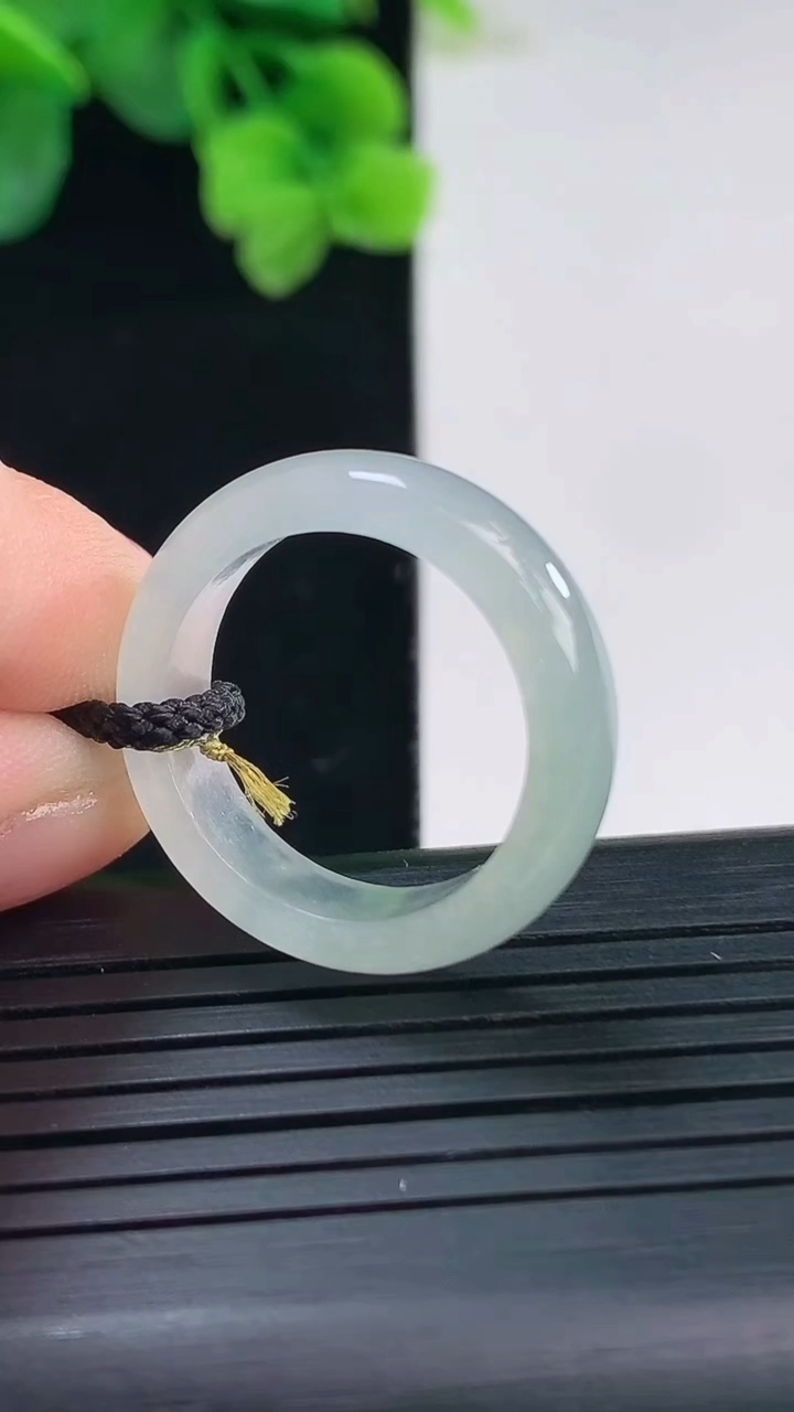 天然A货翡翠指环戒指尺寸18.5-5.6-3.3重量:3.67g2026年4月8日
工厂直销收藏佳品