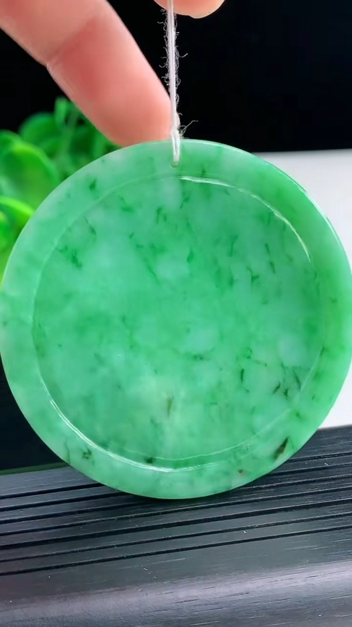 天然A货翡翠山水牌吊坠尺寸53.4-6.2重量:38.95g
4月8日