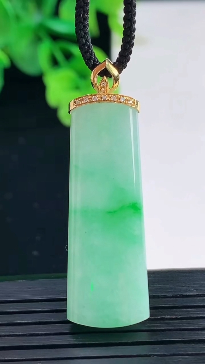 天然A货翡翠无事牌吊坠尺寸37.7-13.3-5.5重量:7.88g
4月8日