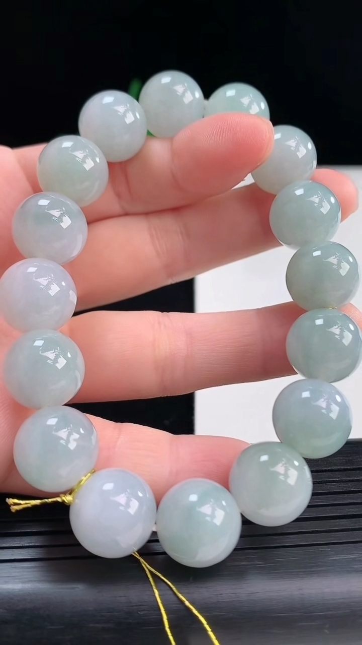 天然A货翡翠飘花圆珠手串尺寸12.8-16颗重量:60.08g4月8日
工厂直销收藏佳品,种好水足，色泽均匀，有种有色，上手高大气！