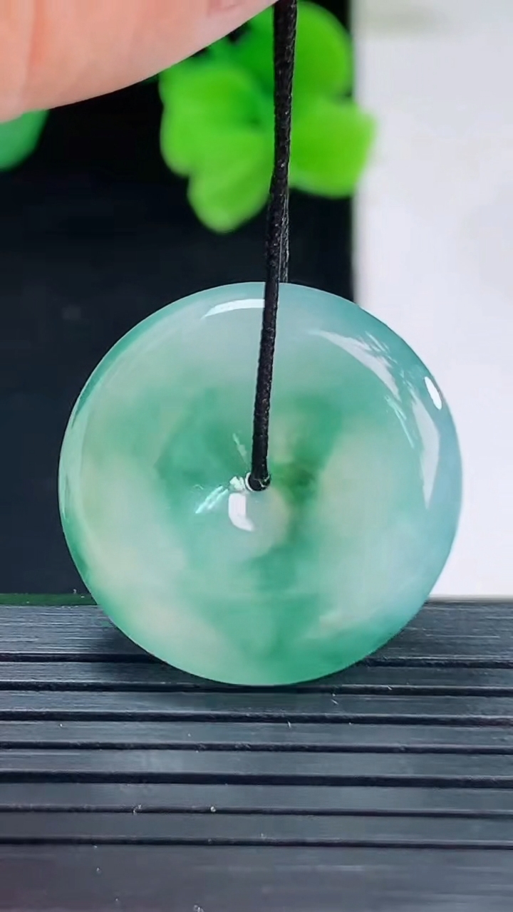 天然A货翡翠冰种飘花平安扣吊坠尺寸24.1-5.5重量:6.71g
4月8日