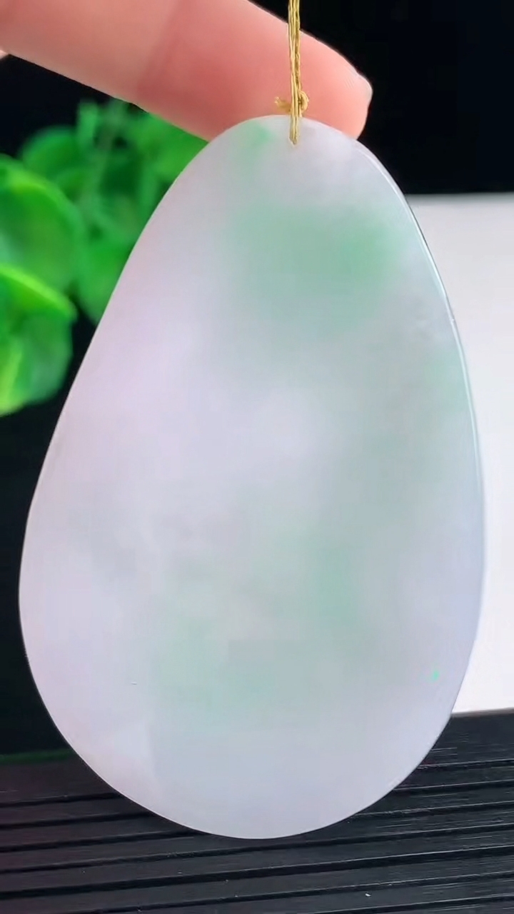 天然A货翡翠鸟语花香吊坠尺寸62.7-41.4-5.6重量:31.02g
4月8日