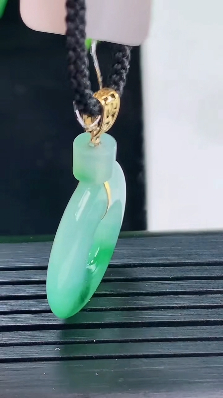 天然A货翡翠平安环吊坠尺寸20-3.8重量:3.42g
4月8日