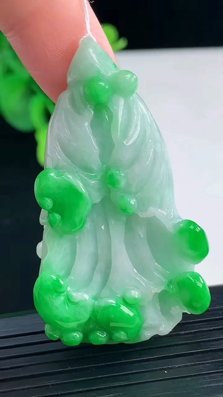 天然A货翡翠白菜吊坠尺寸50.2-28.7-13.7重量:28.46g
4月8日