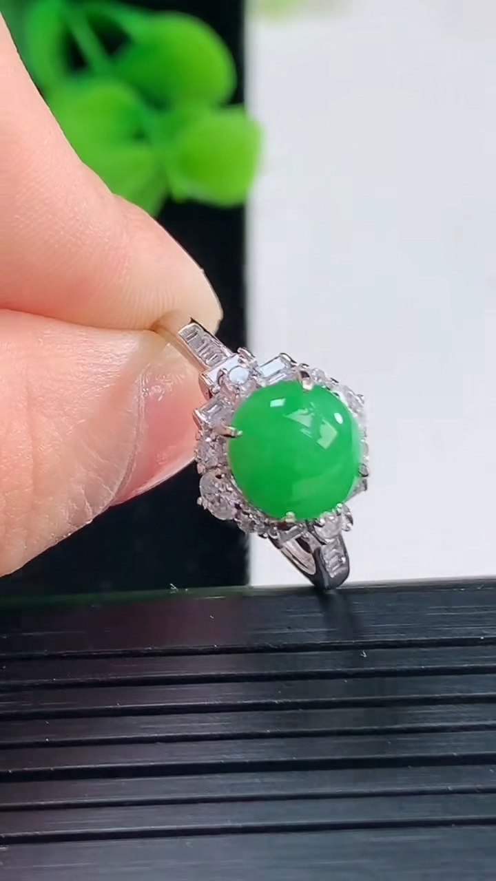天然A货翡翠蛋面戒指 可调节尺寸7.8重量:2.78g2026年4月8日
工厂直销收藏佳品,种好水足，色泽均匀，有种有色，上手高大气！