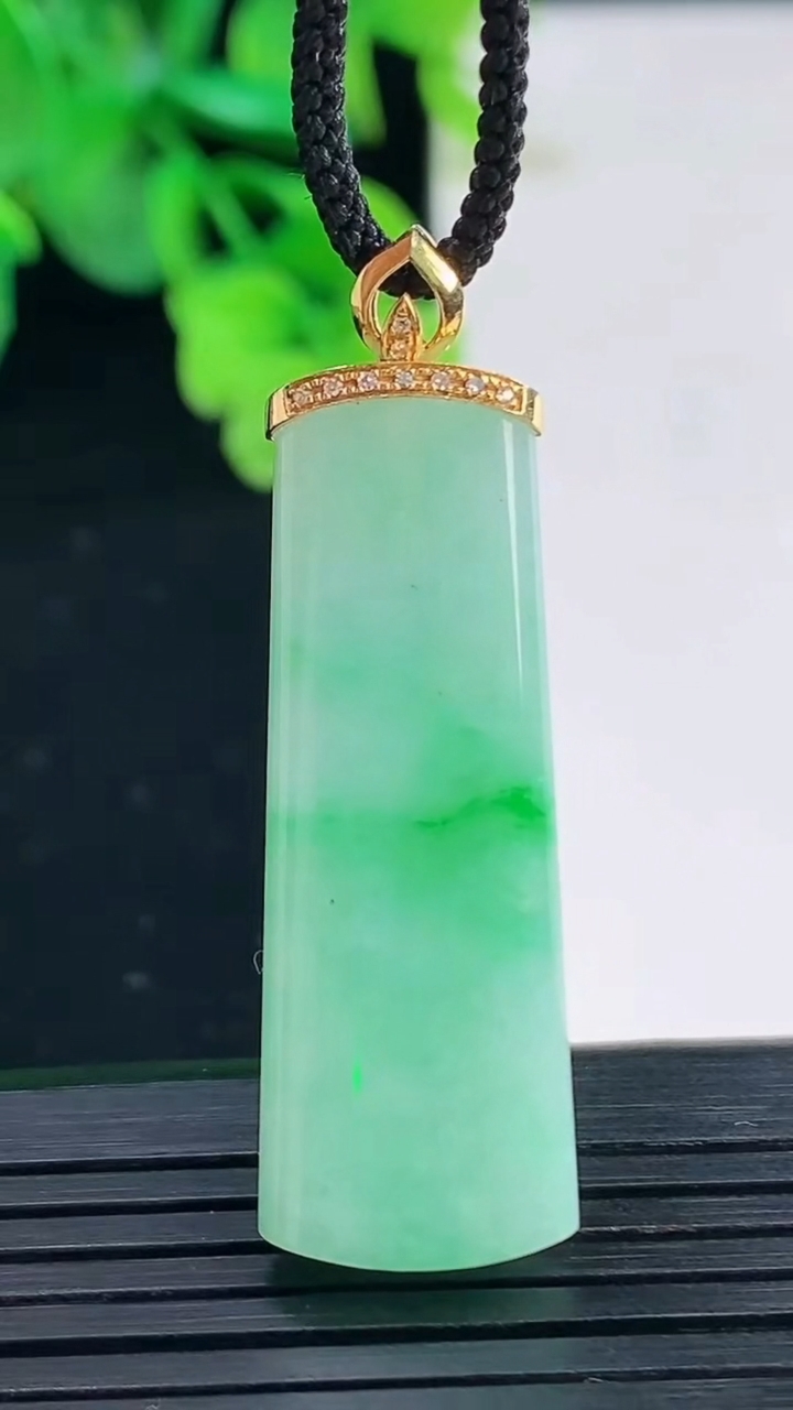 天然A货翡翠无事牌吊坠尺寸37.7-13.3-5.5重量:7.88g
4月8日