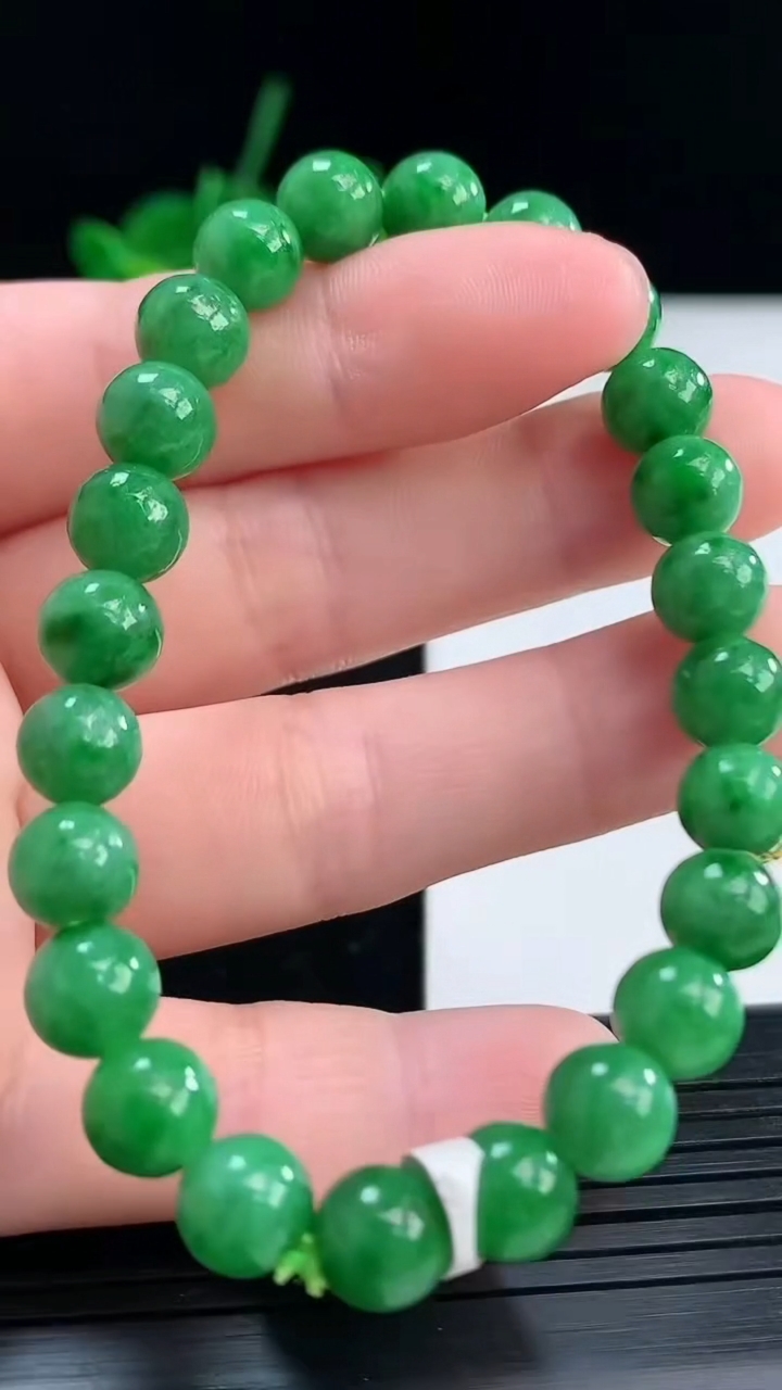 天然A货翡翠圆珠手串尺寸7.1-24颗重量:16.19g4月8日
工厂直销收藏佳品,种好水足，色泽均匀，有种有色，上手高大气！