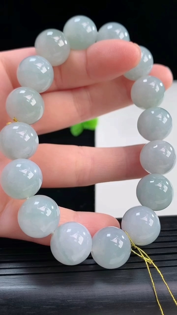 天然A货翡翠飘花圆珠手串尺寸12.8-16颗重量:60.08g4月8日
工厂直销收藏佳品,种好水足，