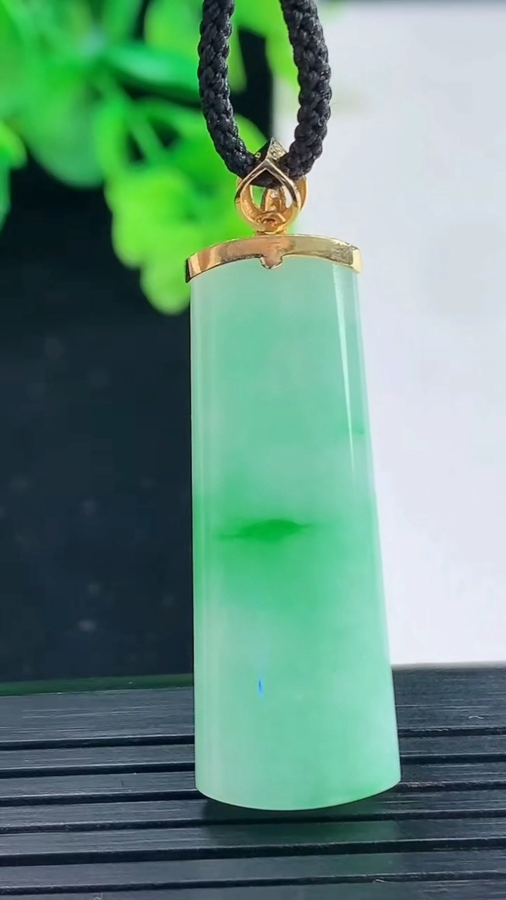 天然A货翡翠无事牌吊坠尺寸37.7-13.3-5.5重量:7.88g
4月8日