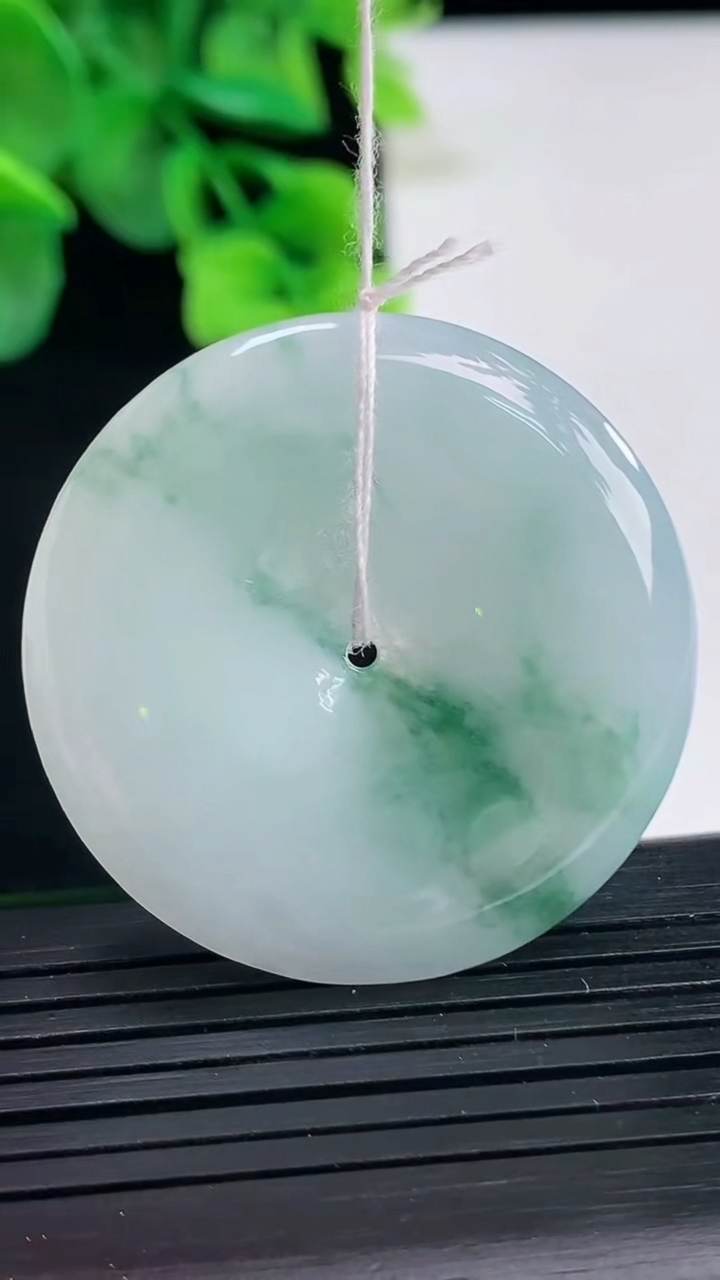 天然A货翡翠飘花平安扣吊坠尺寸36.3-5.4重量:16.49g
4月8日