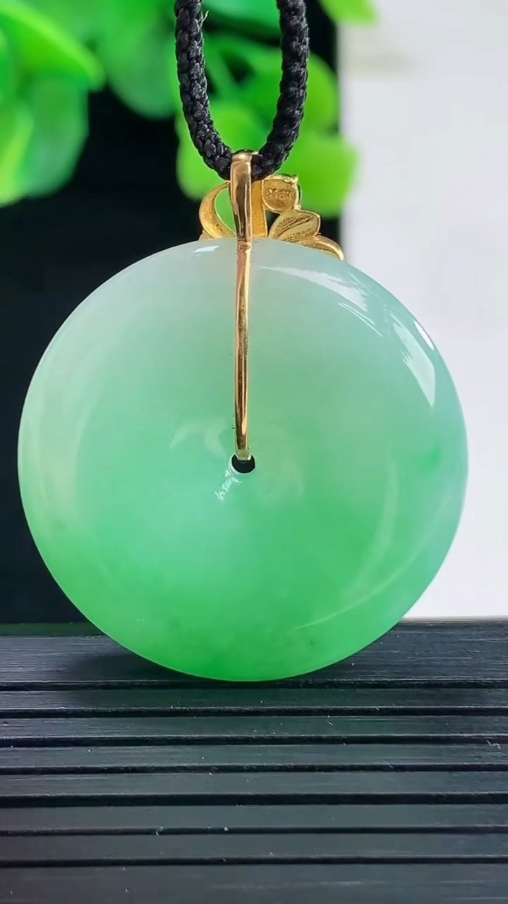 天然A货翡翠平安扣吊坠尺寸30.3-5.7重量:11.54g
4月8日