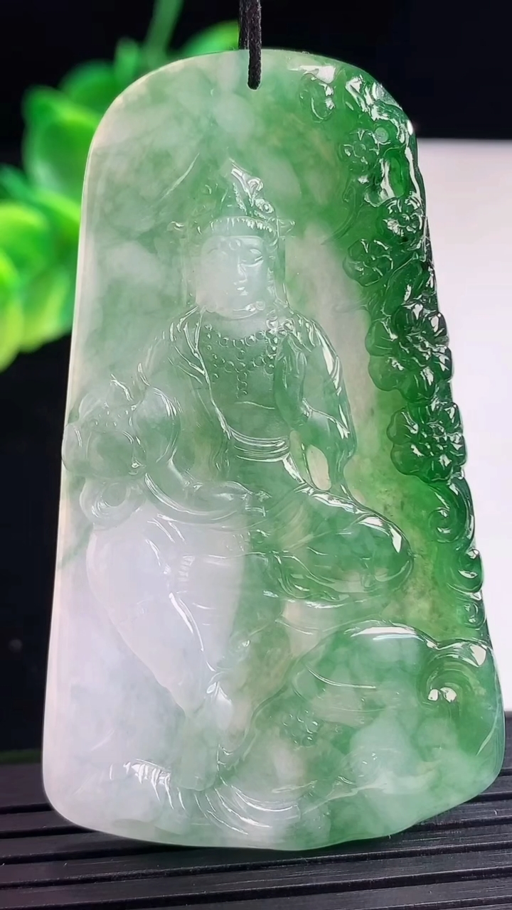 天然A货翡翠普贤菩萨吊坠尺寸64.8-37.7-4.9重量:29.73g
4月8日