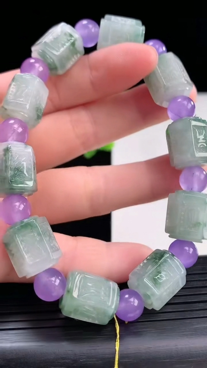 天然A货翡翠飘花六字真言路路通手串尺寸13.6-10.8重量:46.93g4月8日
工厂直销收藏佳品,种好水足，色泽均匀，有种有色，上手高大气！