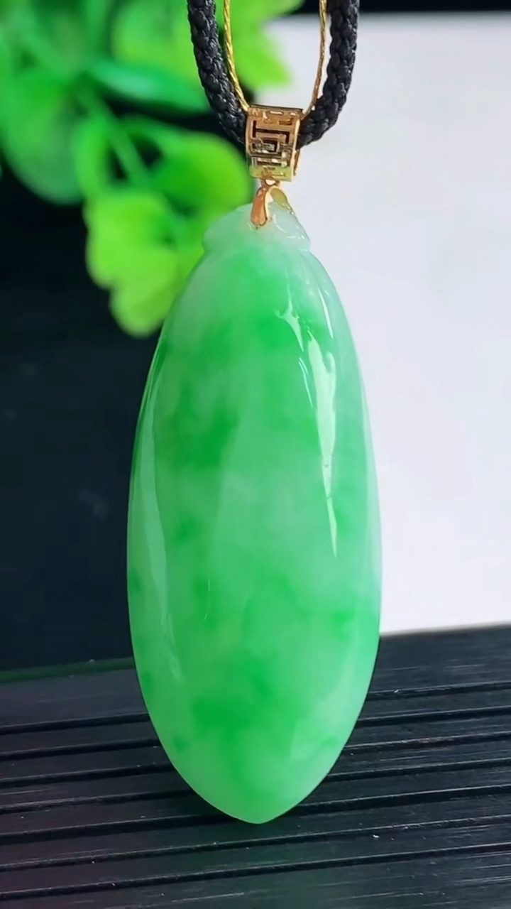 天然A货翡翠福瓜吊坠尺寸41.7-17.2-9.2重量:13.92g
4月8日