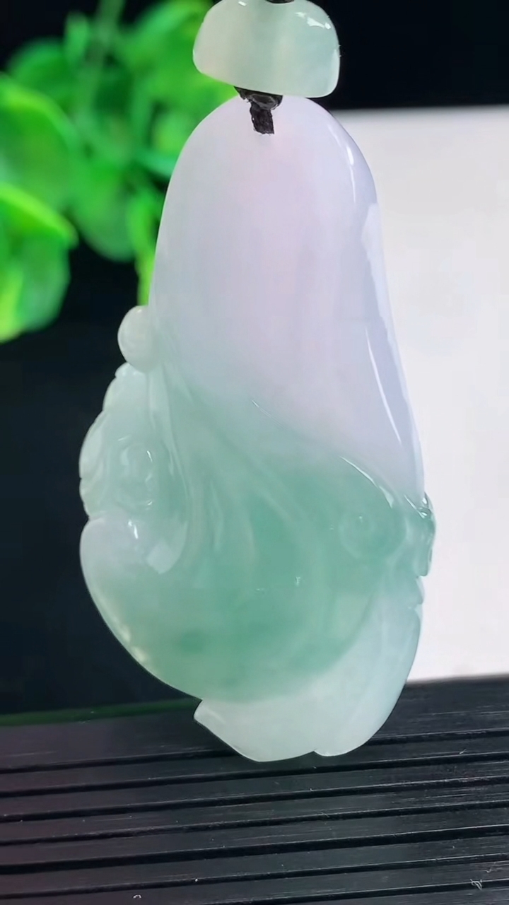 天然A货翡翠逍遥佛吊坠尺寸54.3-31-10.9重量:33.17g
4月8日