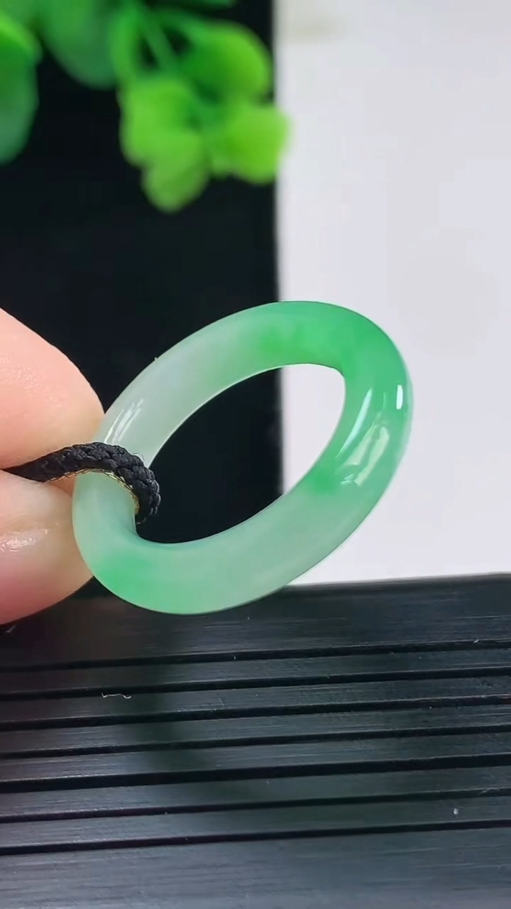 天然A货翡翠指环戒指尺寸18.3-4.8-4重量:3.78g2026年4月8日
工厂直销收藏佳品,种好水足，色泽均匀，有种有色，上手高大气！