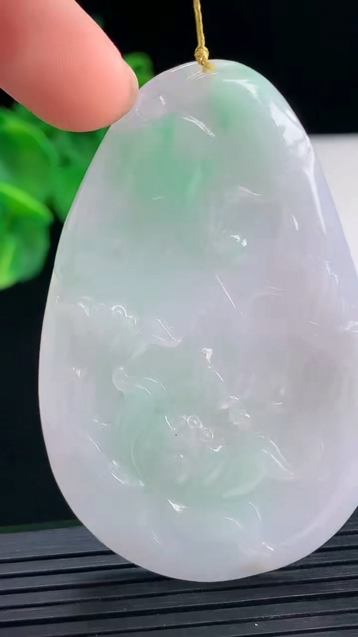 天然A货翡翠鸟语花香吊坠尺寸62.7-41.4-5.6重量:31.02g
4月8日