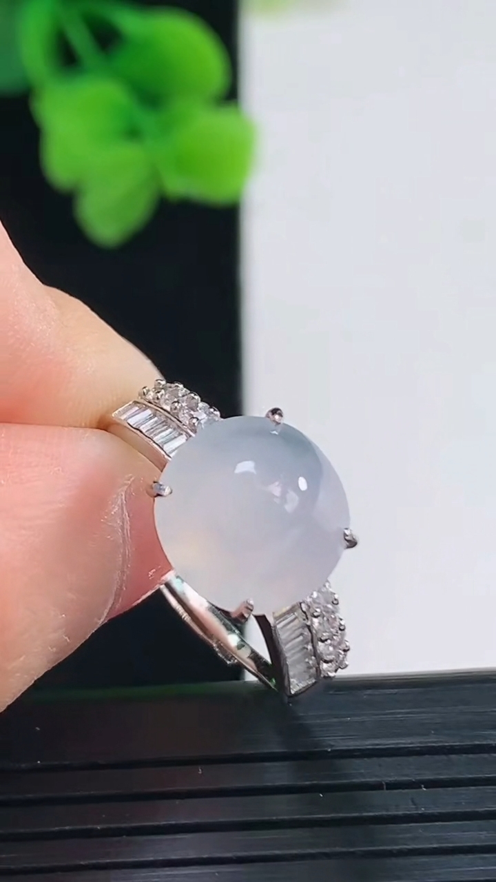 天然A货翡翠蛋面戒指尺寸10.5重量:3.22g2026年4月8日
工厂直销收藏佳品,种好水足，色泽均匀，有种有色，上手高大气！