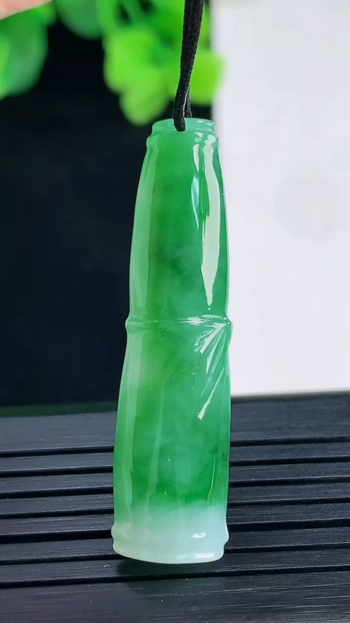 天然A货翡翠节节高升 竹节吊坠尺寸39.5-10-6.2重量:4.76g
4月8日