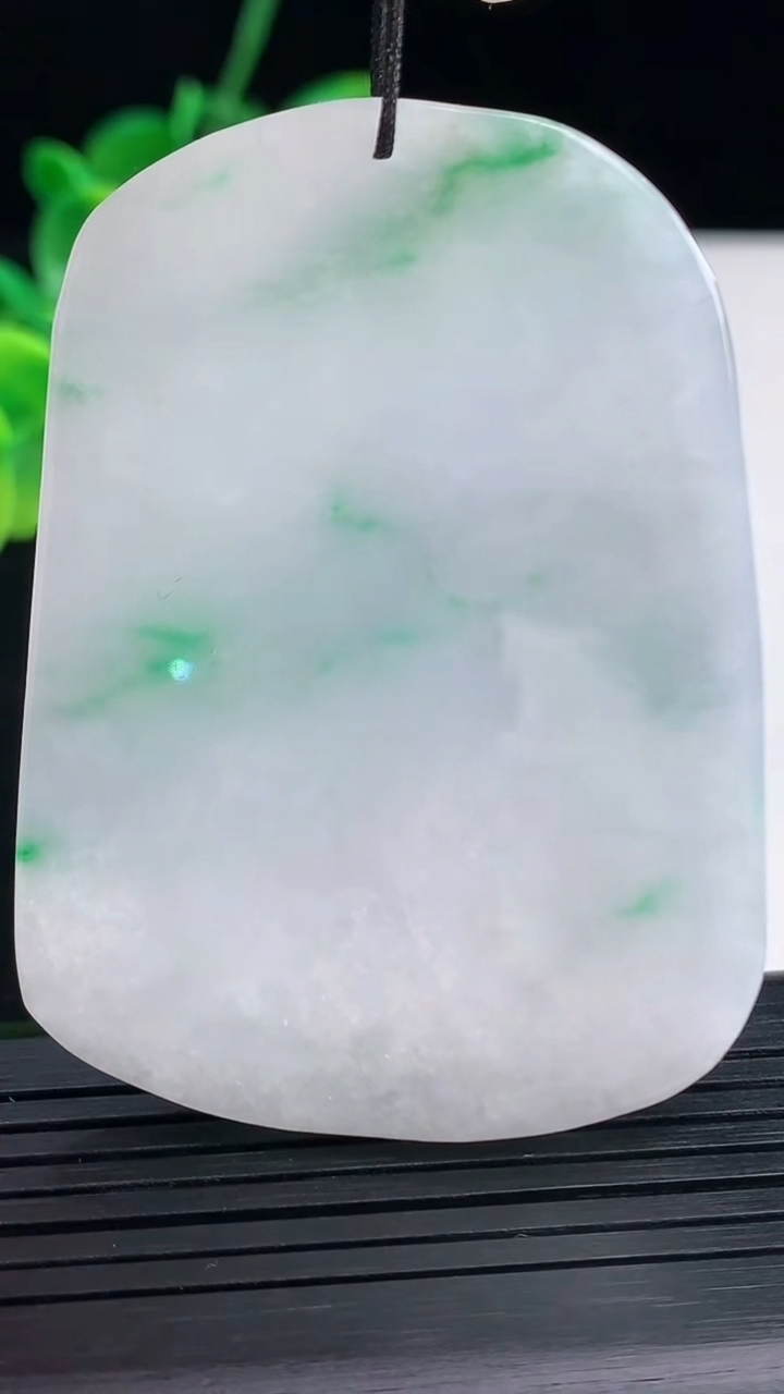 天然A货翡翠山水牌吊坠尺寸60.4-44.4-6.4重量:40.29g
4月8日