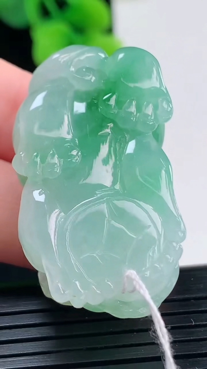 天然A货翡翠貔貅吊坠尺寸38.9-21.5-12.6重量:23.01g
4月8日