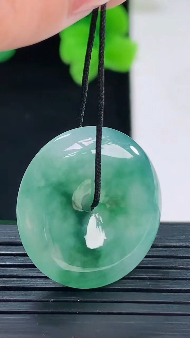 天然A货翡翠冰种飘花平安扣吊坠尺寸24.1-5.5重量:6.71g
4月8日