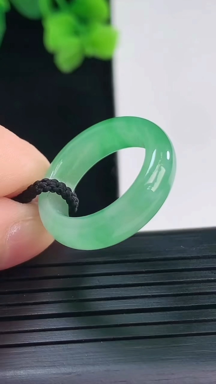 天然A货翡翠指环戒指尺寸16.2-5.7-3.6重量:3.66g2026年4月8日
工厂直销收藏佳品,种好水足，色泽均匀，有种有色，上手高大气！