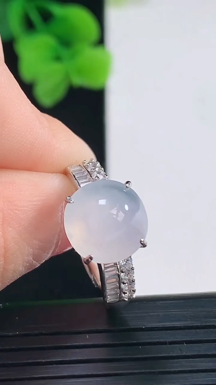 天然A货翡翠蛋面戒指尺寸10.5重量:3.22g2026年4月8日
工厂直销收藏佳品,种好水足，色泽