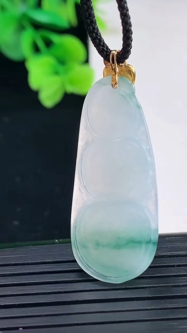 天然A货翡翠18K金飘花福豆吊坠尺寸42.9-12.4-6重量:7.01g
4月8日