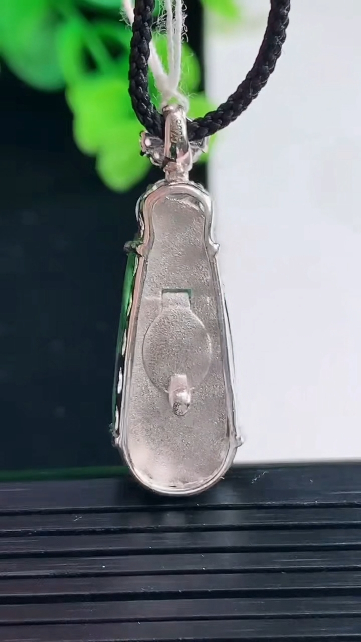 天然A货翡翠福豆吊坠尺寸34.2-11.2-8.5重量:4.97g
4月8日