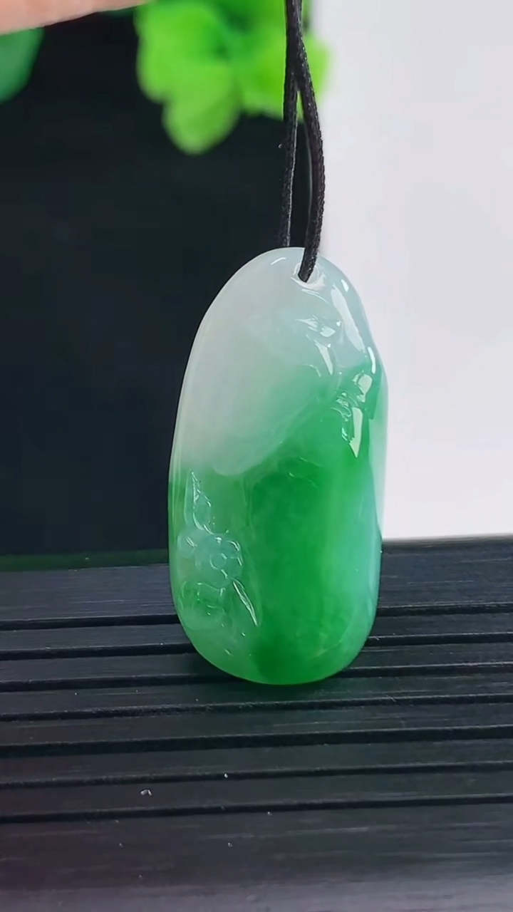 天然A货翡翠鸟语花香吊坠尺寸27.4-13.7-7.1重量:5.38g
4月8日