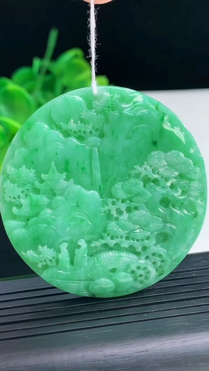 天然A货翡翠山水牌吊坠尺寸53.4-6.2重量:38.95g
4月8日