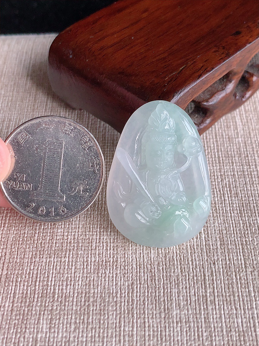 天然A货翡翠虚空藏菩萨吊坠 
尺寸33.6-24-5.8mm 重量7.66g 0407