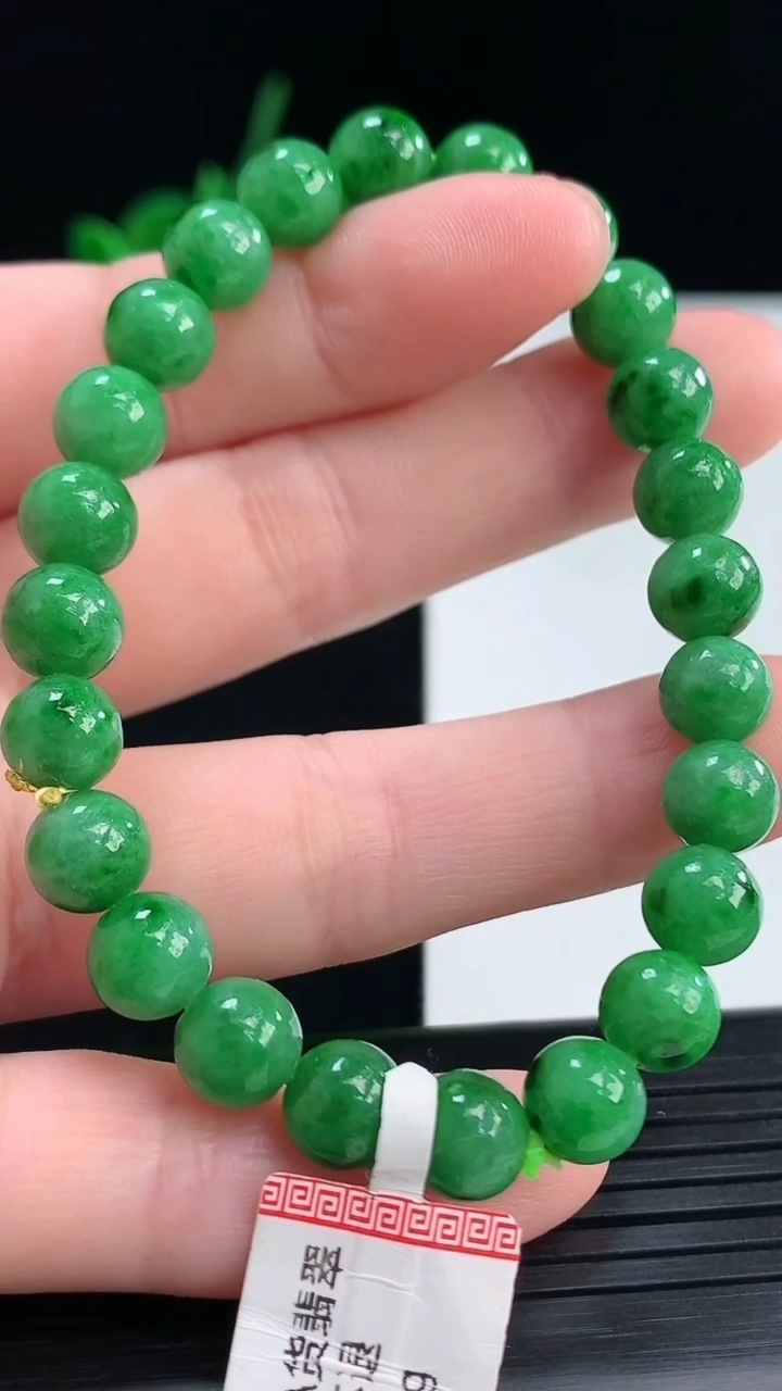 天然A货翡翠圆珠手串尺寸7.1-24颗重量:16.19g4月8日
工厂直销收藏佳品,种好水足，色泽均