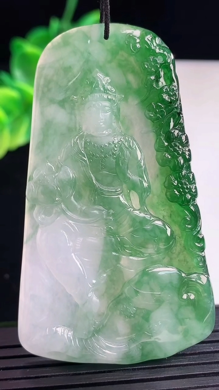 天然A货翡翠普贤菩萨吊坠尺寸64.8-37.7-4.9重量:29.73g
4月8日