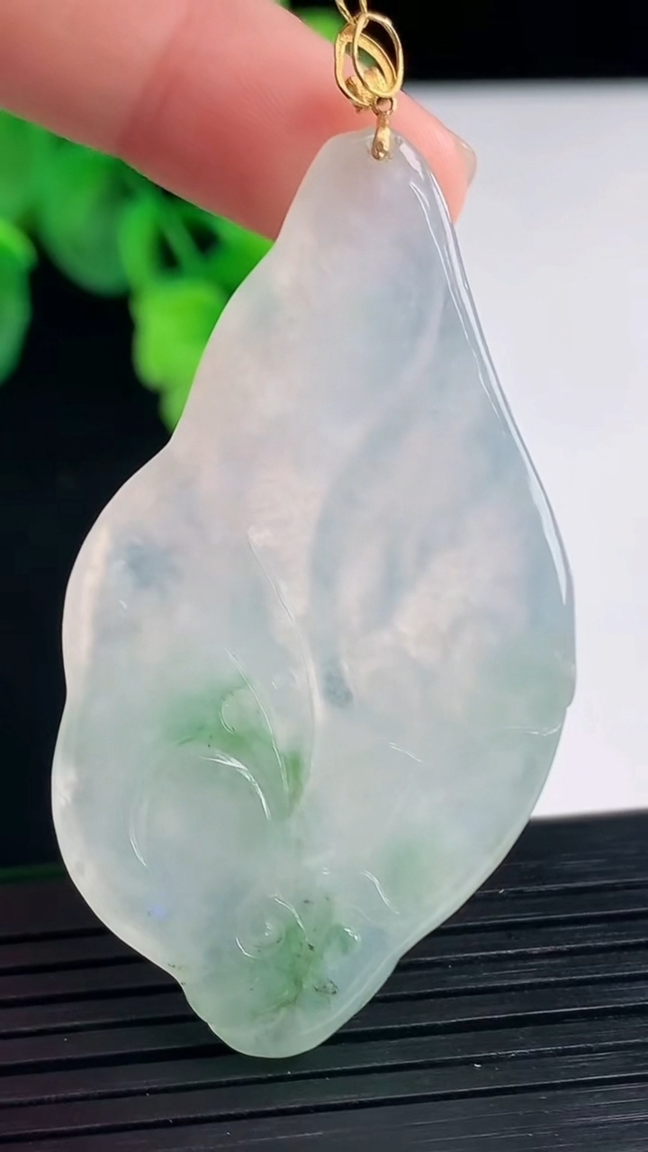 天然A货翡翠鸟语花香吊坠尺寸53.6-29.5-5.7重量:15.52g
4月8日