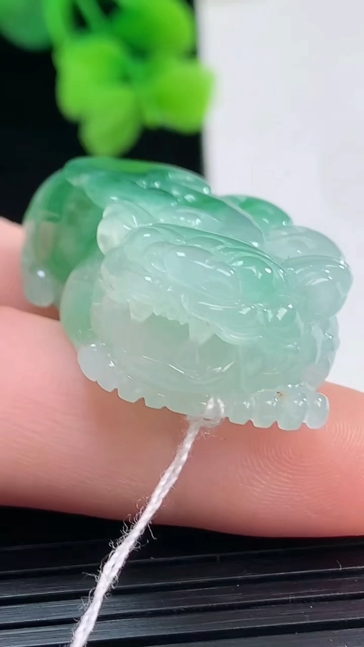 天然A货翡翠貔貅吊坠尺寸38.9-21.5-12.6重量:23.01g
4月8日