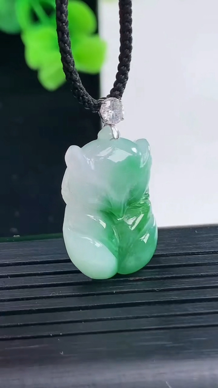 天然A货翡翠狐狸吊坠尺寸27.6-15.4-5.8重量:4.41g
4月8日