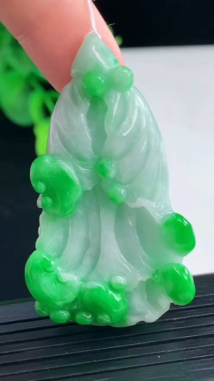 天然A货翡翠白菜吊坠尺寸50.2-28.7-13.7重量:28.46g
4月8日