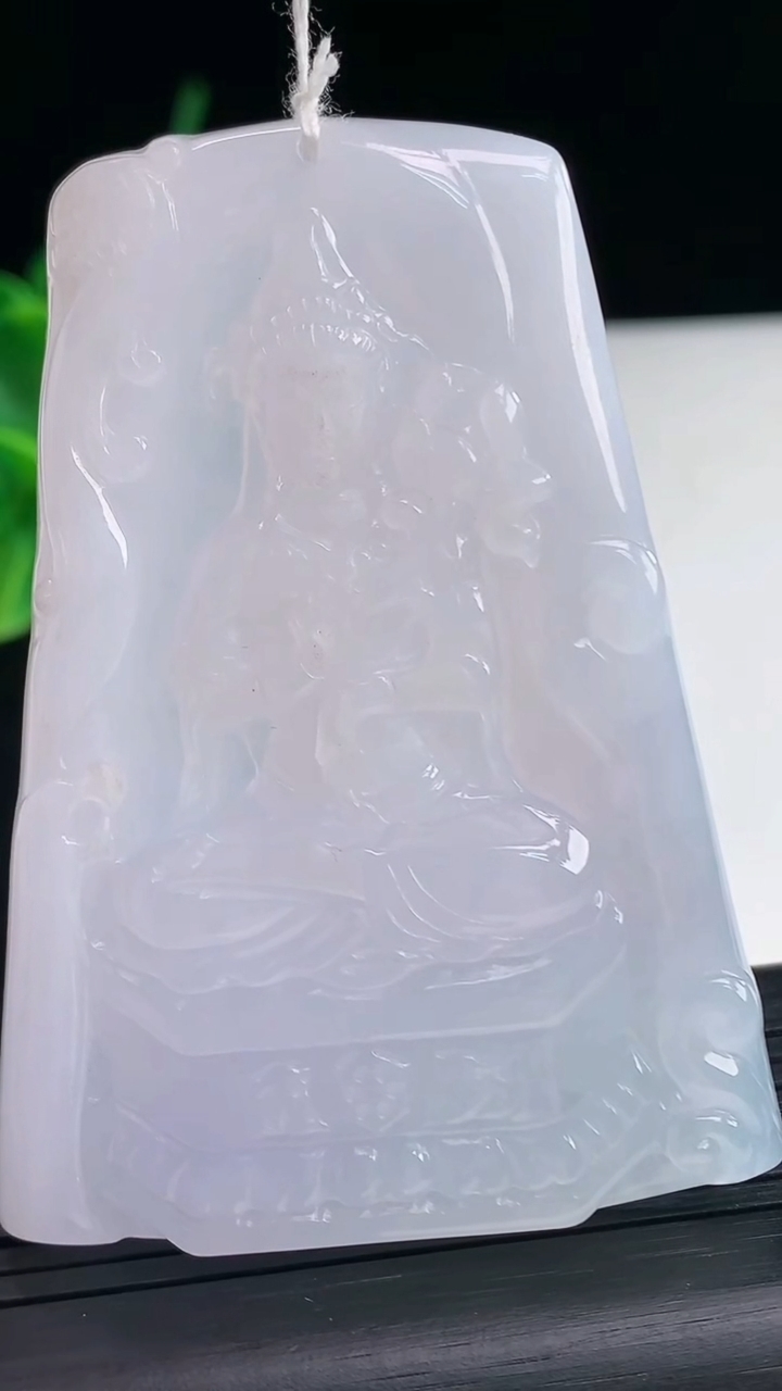 天然A货翡翠紫罗兰大势至菩萨吊坠尺寸66.6-48.1-5.8重量:42.95g
4月8日