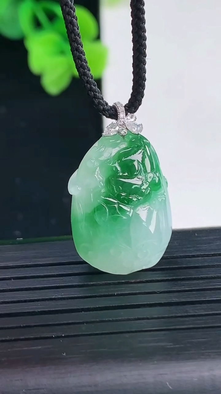 天然A货翡翠莲蓬吊坠尺寸27.6-15.8-9.8重量:6.19g
4月8日