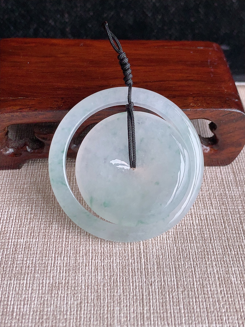 天然A货翡翠飘花子母平安扣吊坠 
尺寸44.8-5.6mm 重量23.55g 0407