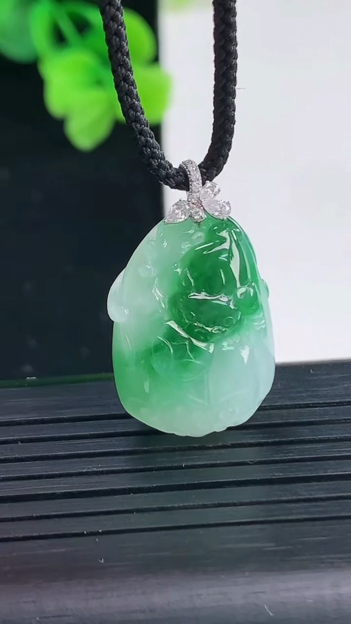 天然A货翡翠莲蓬吊坠尺寸27.6-15.8-9.8重量:6.19g
4月8日