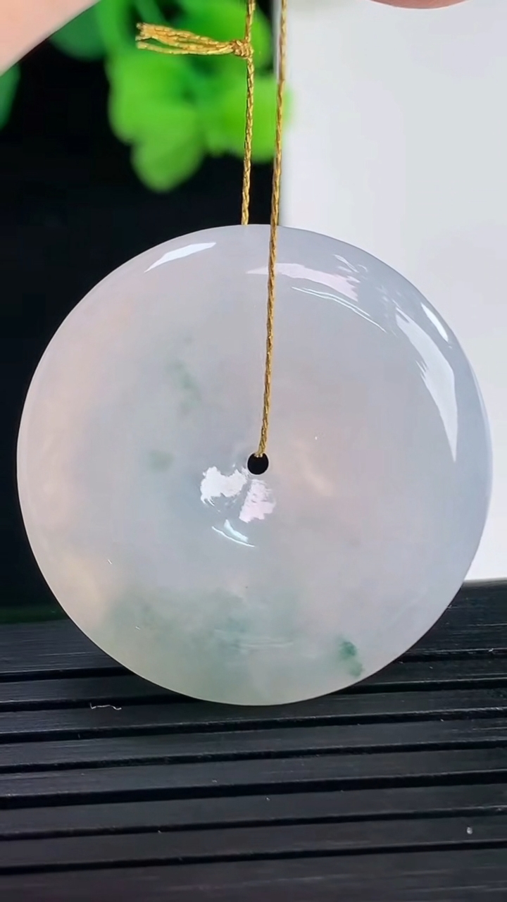 天然A货翡翠飘花平安扣吊坠尺寸31.3-5.3重量:11.72g
4月8日