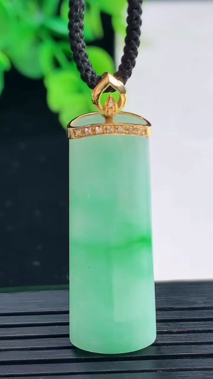 天然A货翡翠无事牌吊坠尺寸37.7-13.3-5.5重量:7.88g
4月8日