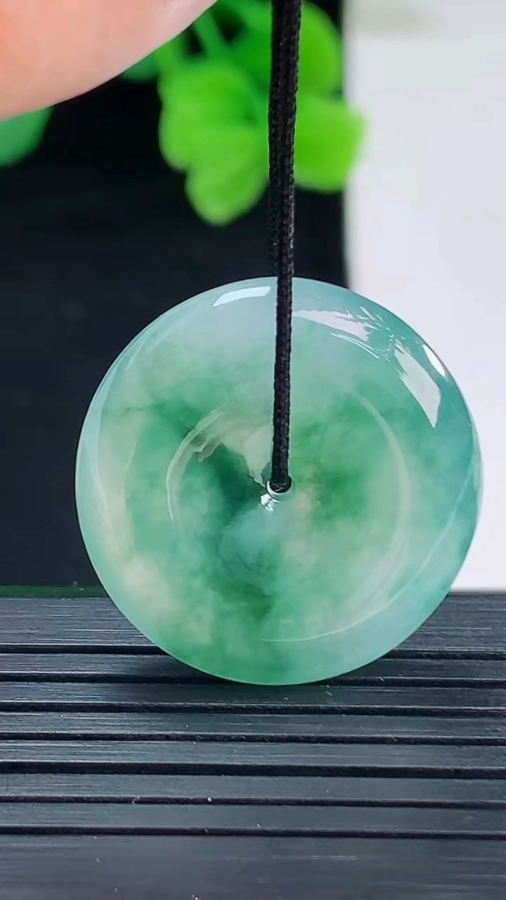 天然A货翡翠冰种飘花平安扣吊坠尺寸24.1-5.5重量:6.71g
4月8日